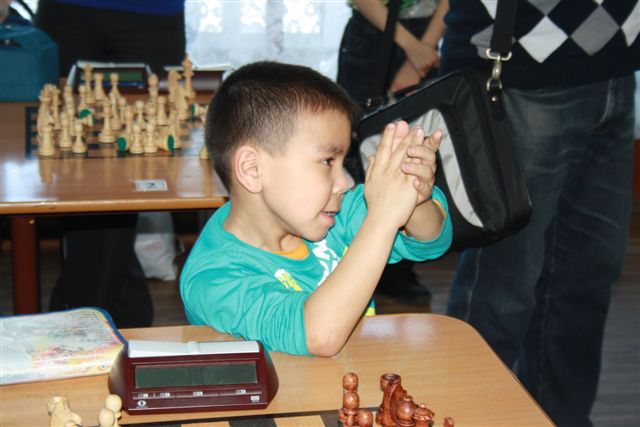 Старейший тренер Биробиджана по шахматам Давид Рывкин отметил 80-летие