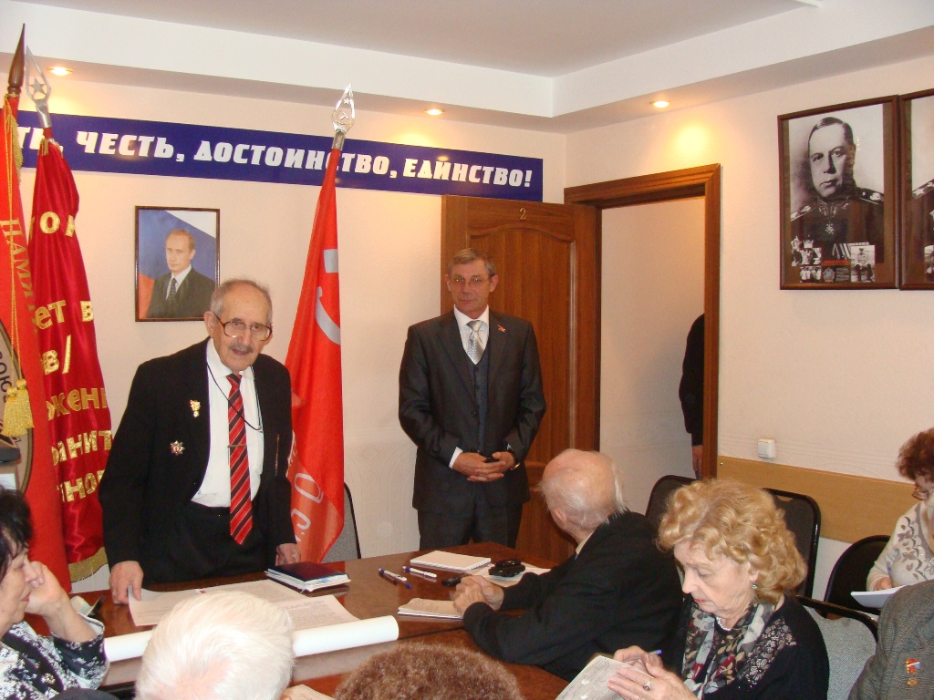 Заседание президиума Совета ветеранов Владивостока ведет Яков Кан (слева) Юрий Евдан