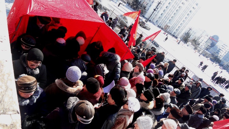 В завершении митинга раздавали агитационные материалы.