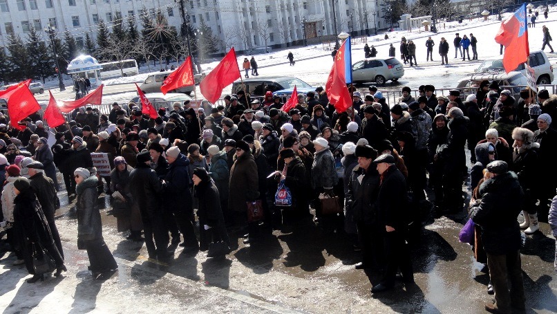 Около 250 человек стояло за ограждением.