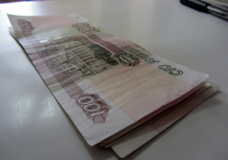 Минимум 300 рублей. 300 Рублей на столе. 400 Рублей. 400 Рублей в руках. 300 Рублей в руках.