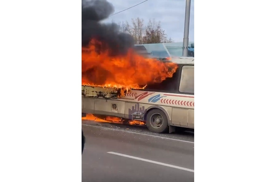 Автобус сгорел в Красноярске vk.com/kraschp