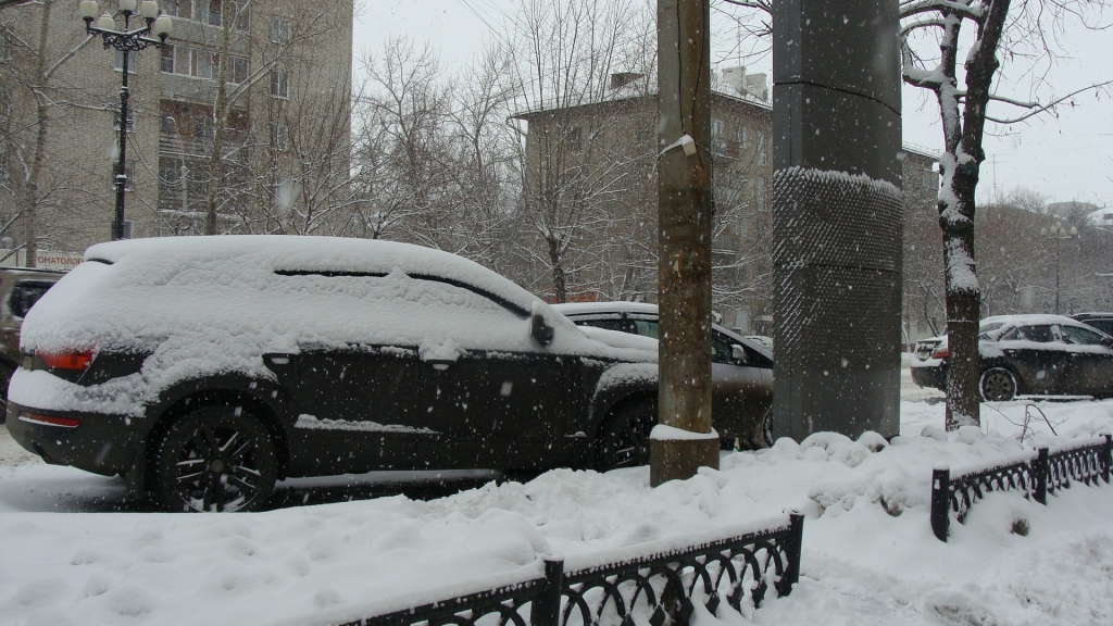 Присыплет снежком. Мицубиси Лансер с песком на крыше прикол посыпает снег.