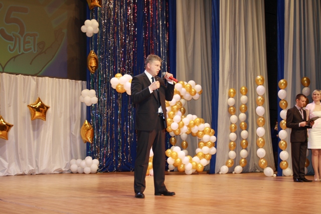 С юбилеем школу поздравляет мэр города Андрей Пархоменко