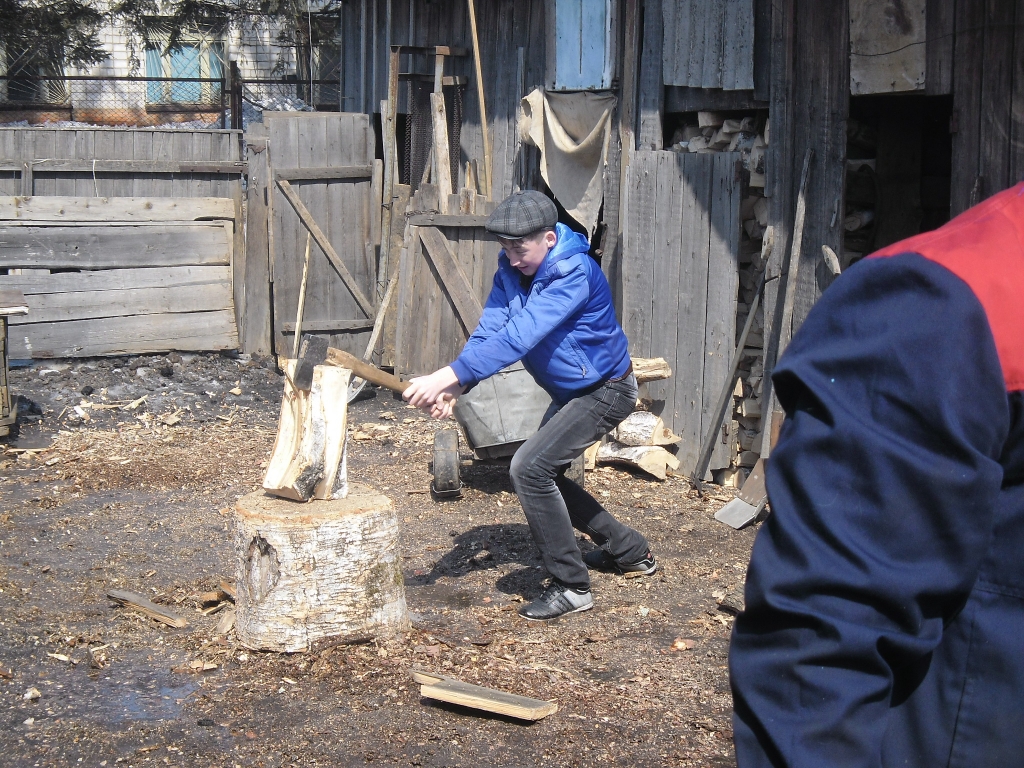 Тимуровцы Октябрьского района ЕАО взялись за топоры