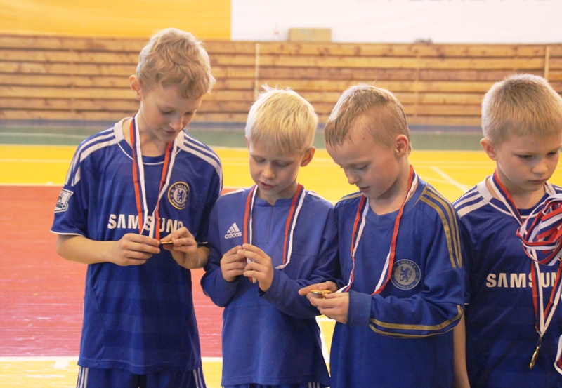 Школьники в Находке получили медали мини-футбольного турнира