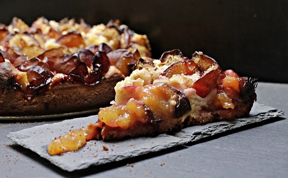 Сливовый пирог – бомба: рецепт на случай, когда надо вкусно, быстро и просто С сайта: pixabay.com