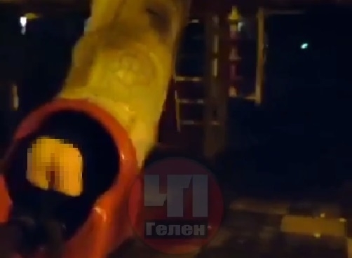Стыд потеряли: в Геленджике, пару, занимающуюся сексом на детской площадке, сняли на видео