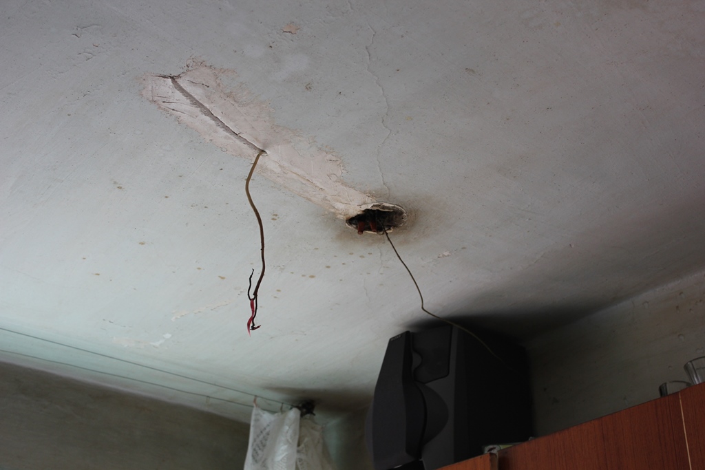 Из-за постоянного затопления в квартире нет ни одной люстры