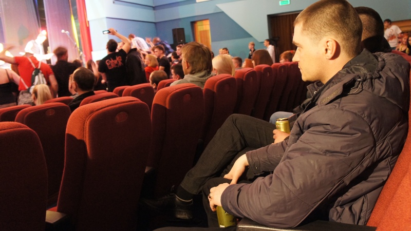 Те, кому не хватило места у сцены, пили пиво на местах