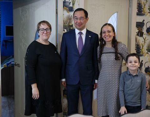 Глава Якутии встретился с семьей военнослужащего в Алдане Андрей Сорокин, ЯСИА