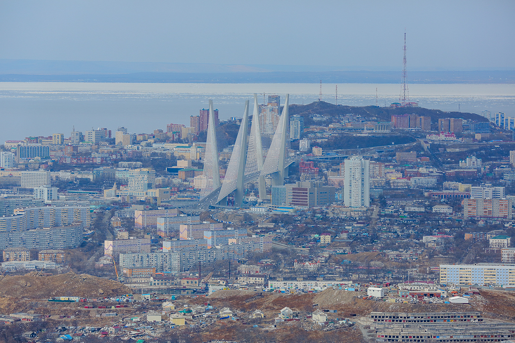 Мост через бухту Золотой рог вписывается в архитектуру города