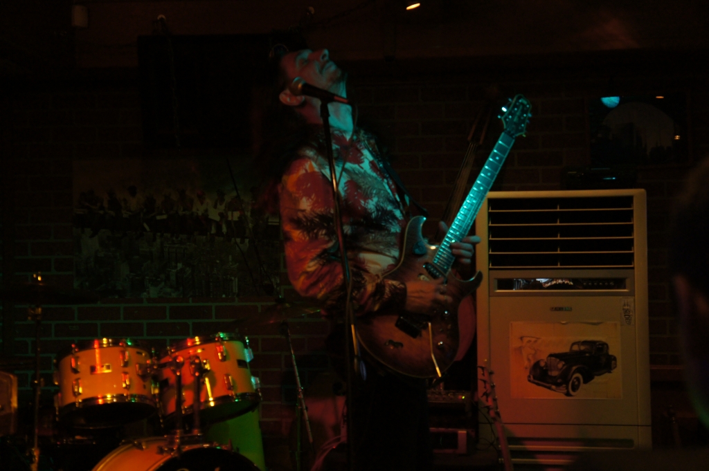 Дмитрий Четвергов выступает в джаз-блюз кафе "Чикаго"