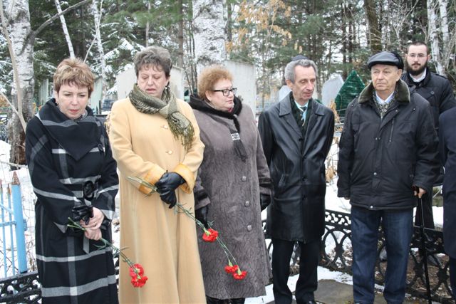 К могиле поэта Исаака Бронфмана в день его 100-летия были возложены цветы