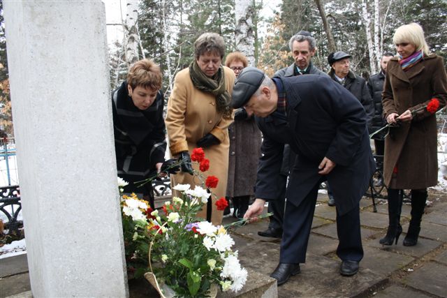 К могиле поэта Исаака Бронфмана в день его 100-летия были возложены цветы