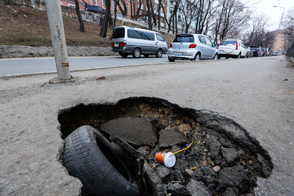 Тротуар в центре Владивостока весной начал проваливаться Антон Балашов