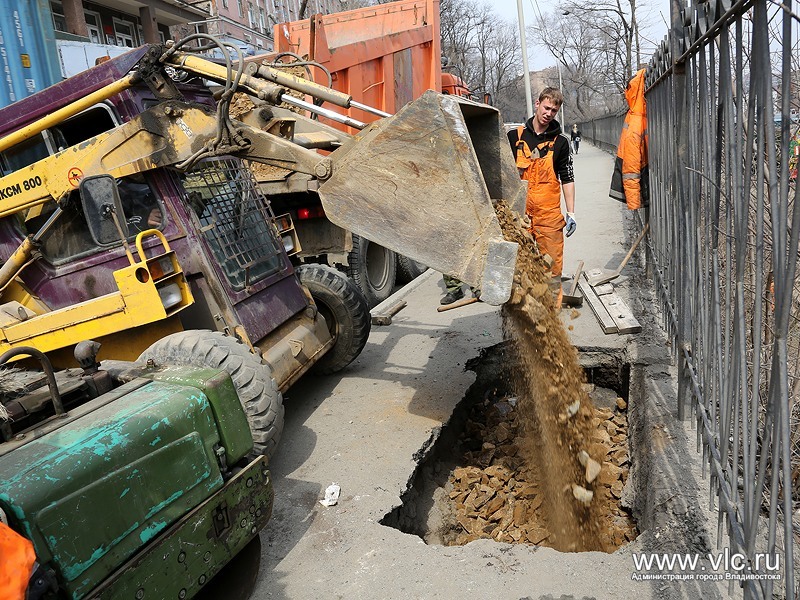 Тротуар на Верхнепортовой во Владивостоке восстановили городские дорожные службы