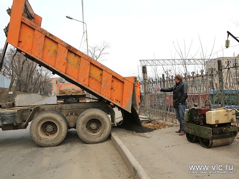 Специалисты выяснят, почему на тротуаре образовались глубокие ямы