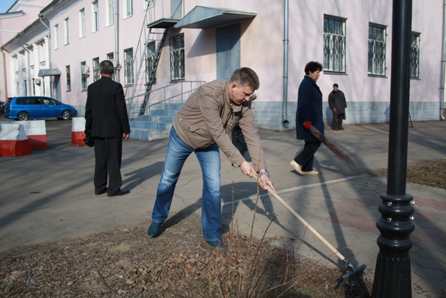 Мэр Биробиджана на субботнике