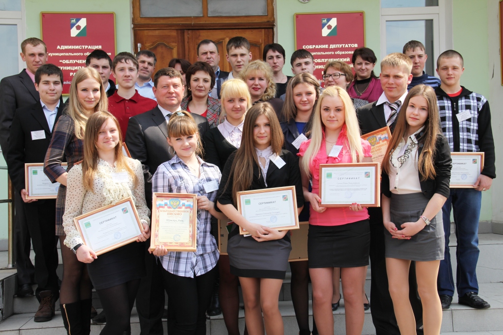 Глава Облученского муниципального района Виктор Орёл вручил юным коллегам памятные сертификаты