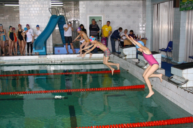 Учитель (в желтой майке) наблюдает за стартом