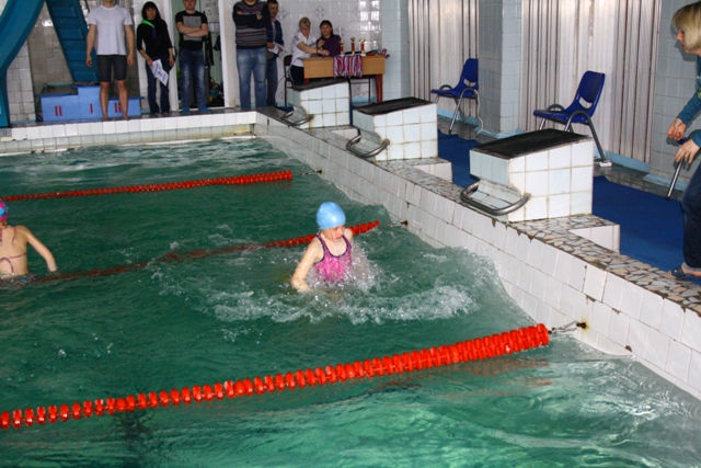 Учитель спас ученицу в бассейне