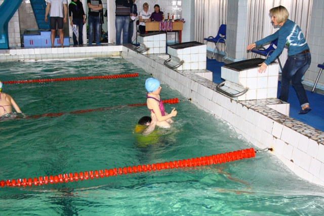 Учитель спас ученицу в бассейне