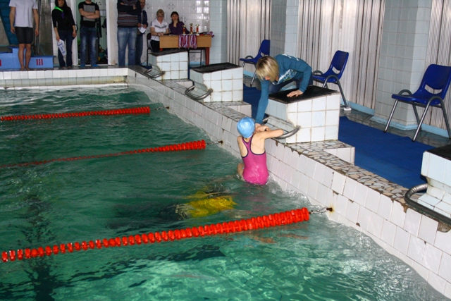 Учитель спас ученицу в бассейне