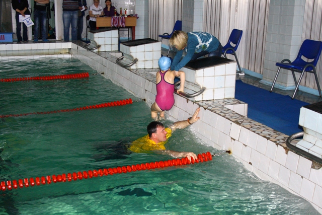 Учитель спас ученицу в бассейне