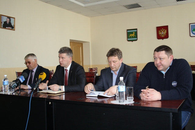 Мэр города Андрей Пархоменко вместе с директорами управляющих компаний