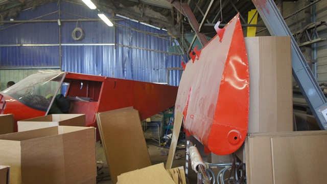 На предприятии строят самолет