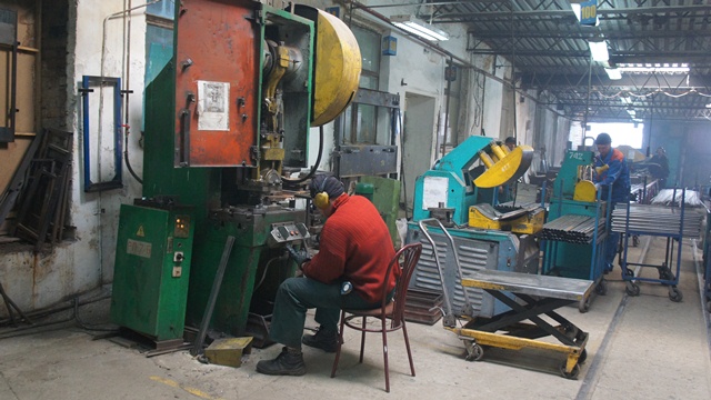 На предприятии работают 60 человек