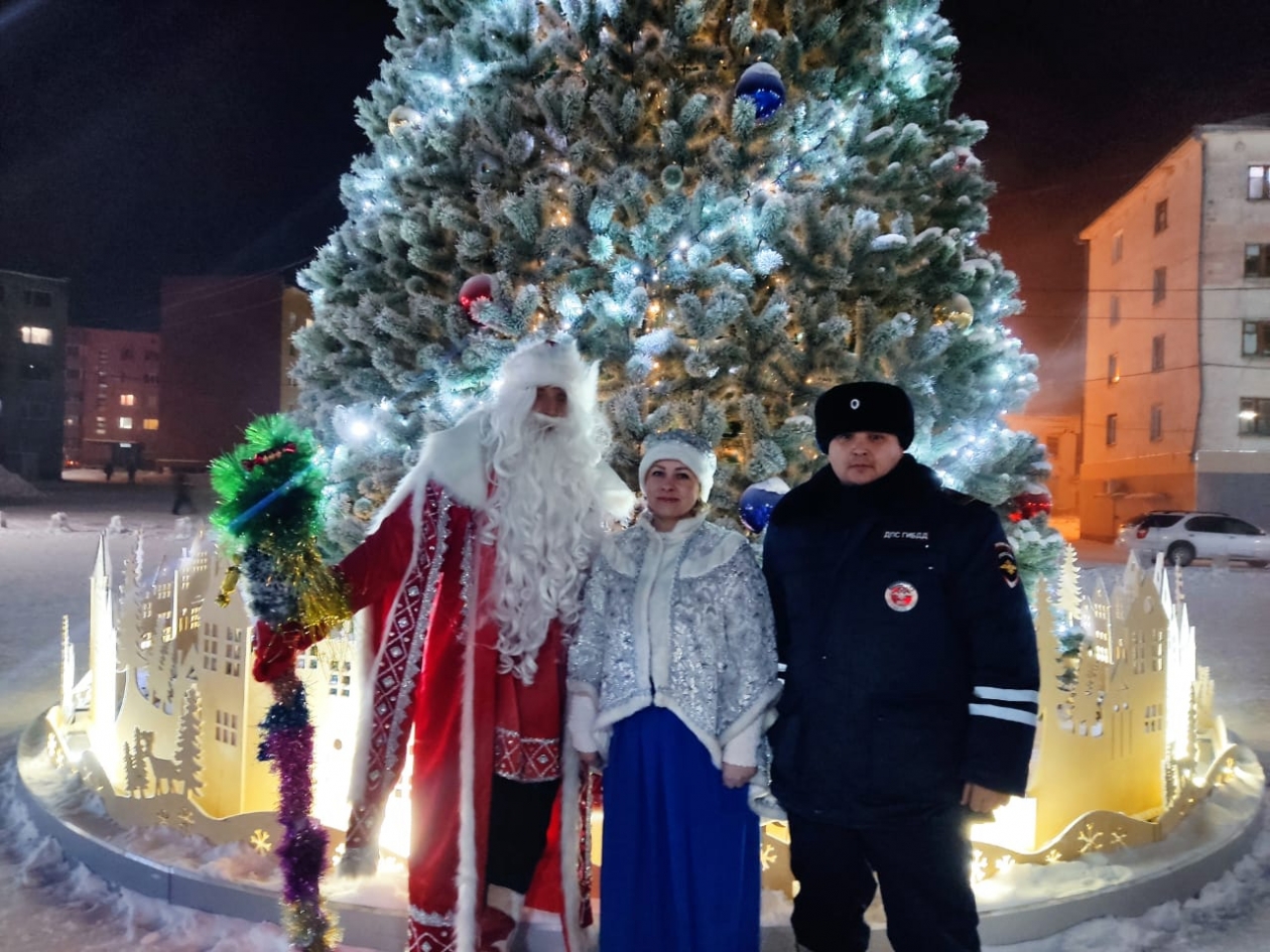 Сусуманская детвора накануне новогодних праздников встретила полицейского Деда Мороза УМВД России по Магаданской области