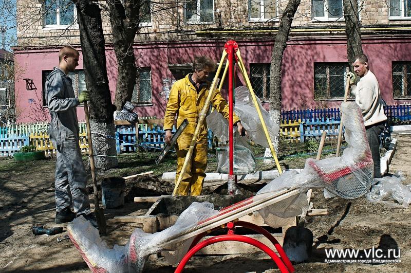 Установка качелей на детской площадке Пресс-служба администрации Владивостока