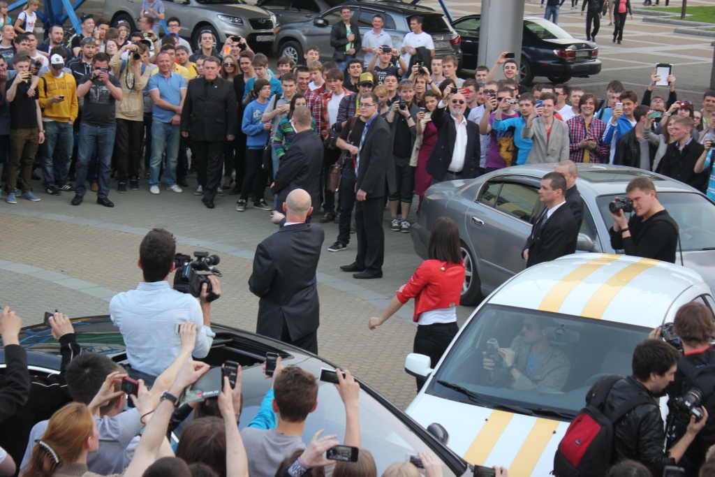 Актриса выходит к публике, Фото с места события собственное