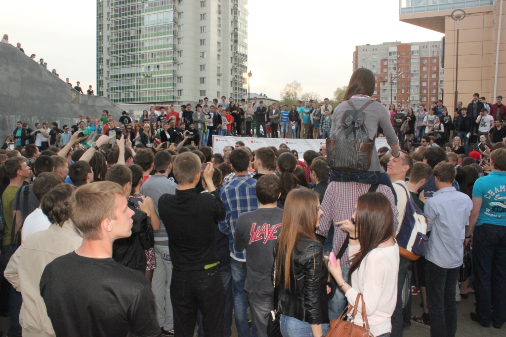 Люди внимательно наблюдают за однообразной картиной происходящего, Фото с места события собственное