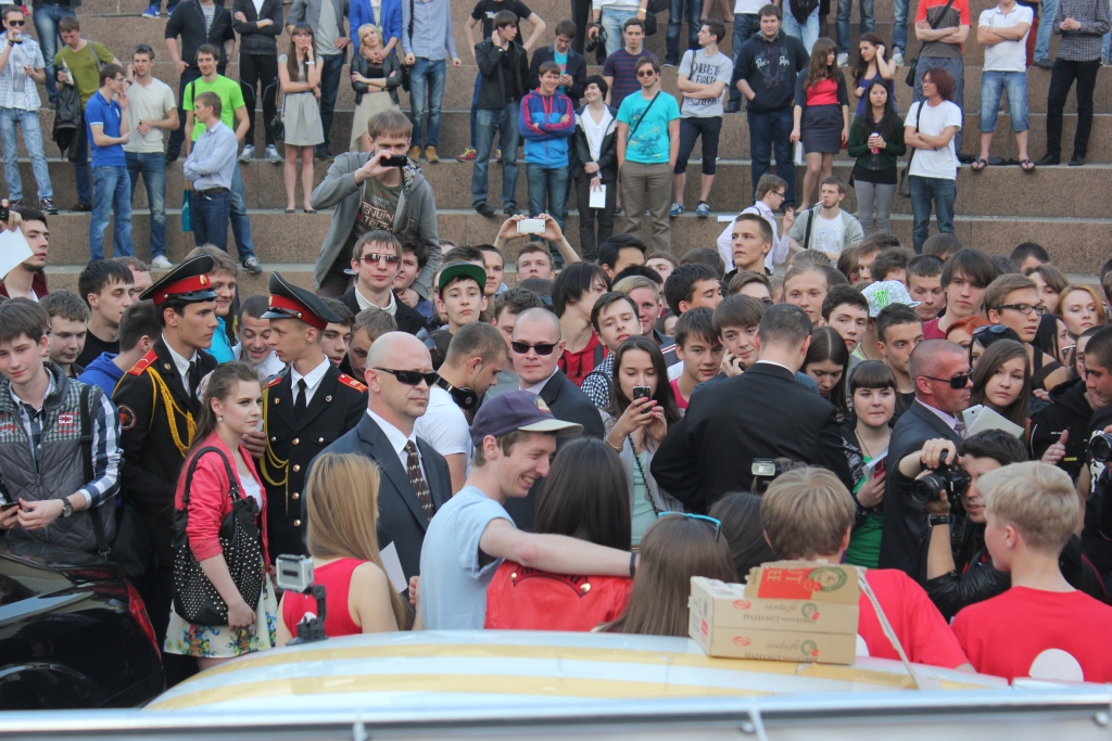 Начинается массовое трогание Саши Грей, Фото с места события собственное