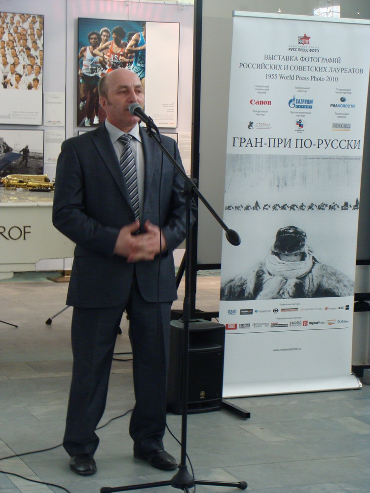 Директор музея, Фото с места события собственное