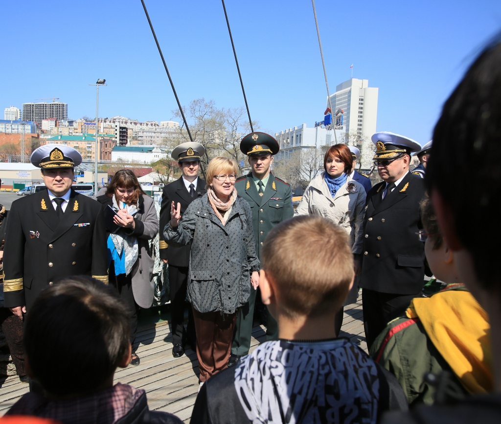 Вице-губернатор Ирина Василькова побывала на паруснике вместе с ребятами, Фото с места события из других источников