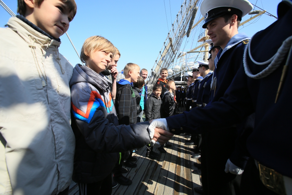 Гостями парусного учебного судна стали 20 учеников детдомов №2 и №4, Фото с места события из других источников