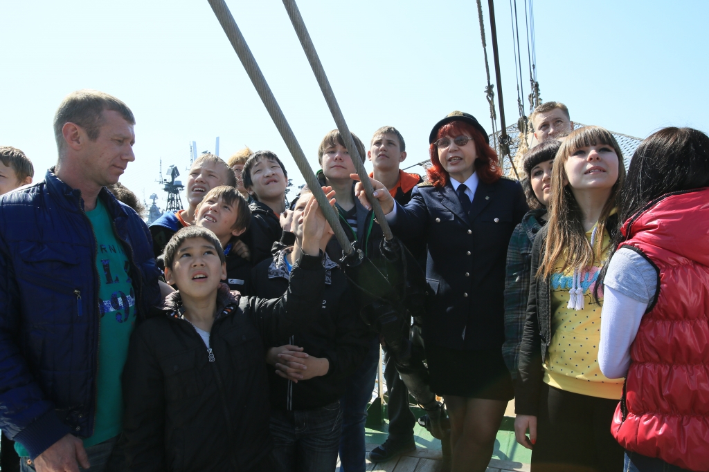 Школьников ждала увлекательная экскурсия по паруснику, Фото с места события из других источников