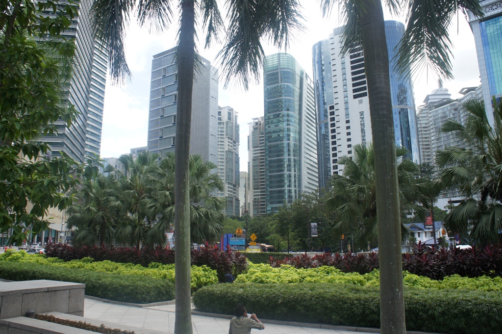 Парки в мегаполисе вызывают восхищение у многих туристов , Фото с места события собственное