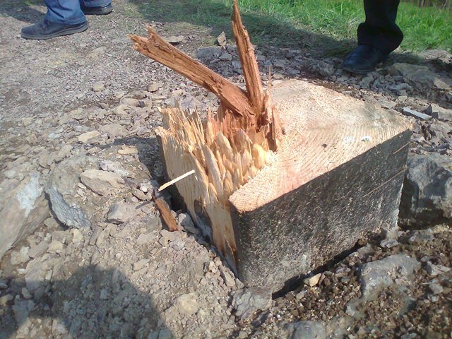 Вандалы спилили и сбросили с обрыва недавно установленный Поклонный крест в Биробиджане, Фото с места события собственное