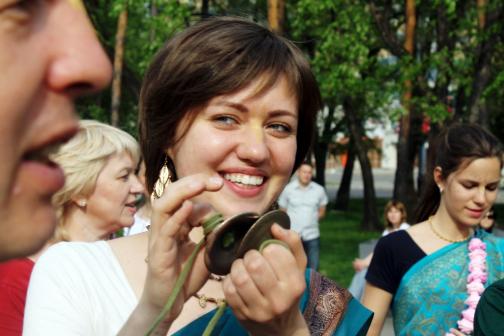 Девушка играет на караталах, Фото с места события собственное