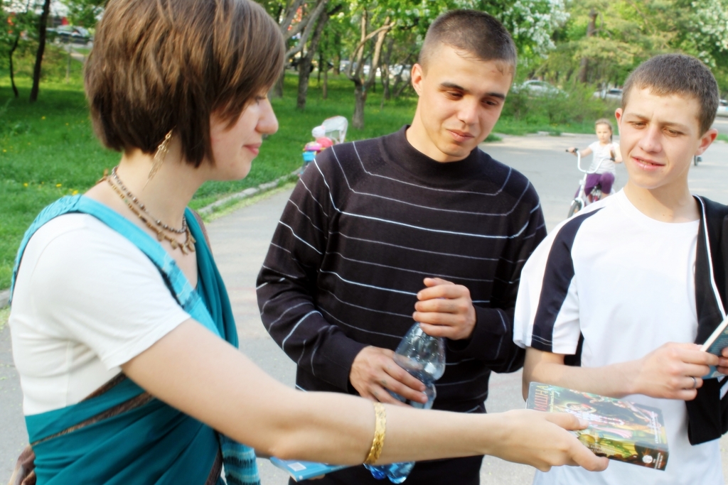 Прохожих заинтересовали книги, Фото с места события собственное
