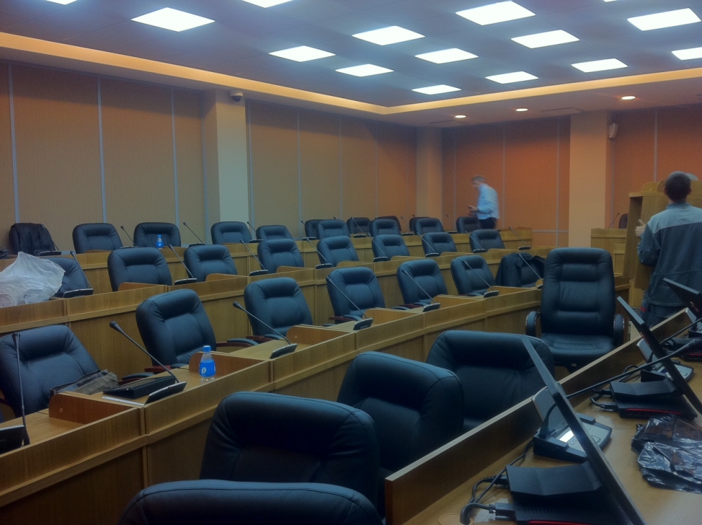 Малый зал готовят к заседанию в ускоренном темпе, Фото с места события собственное