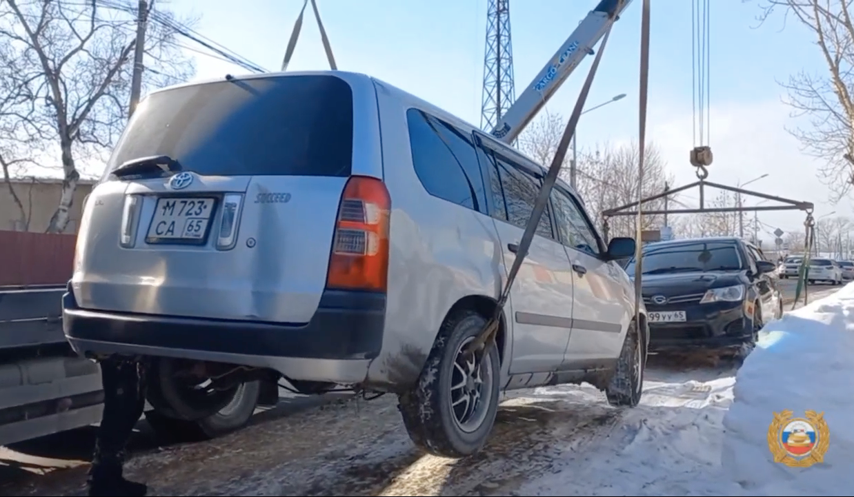 Около десятка машин увезли на штрафстоянку из-за парковки на тротуаре в Южно-Сахалинске УГИБДД УМВД России по Сахалинской области