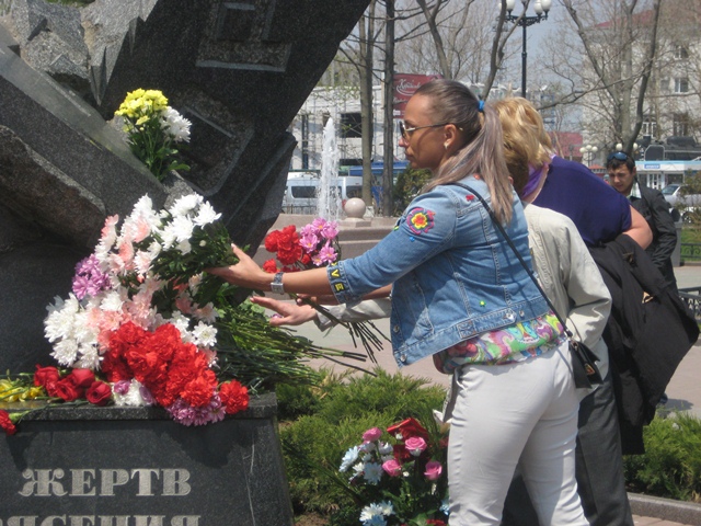 Жители и горожане возлагают цветы, Фото с места события собственное