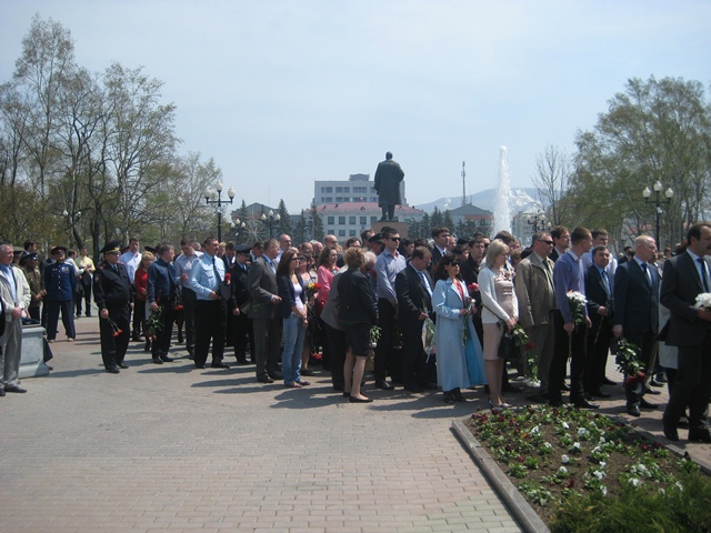 Белее 100 человек пришли почтить память погибших, Фото с места события собственное