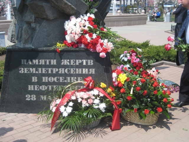 Памятник жертвам трагедии, Фото с места события собственное